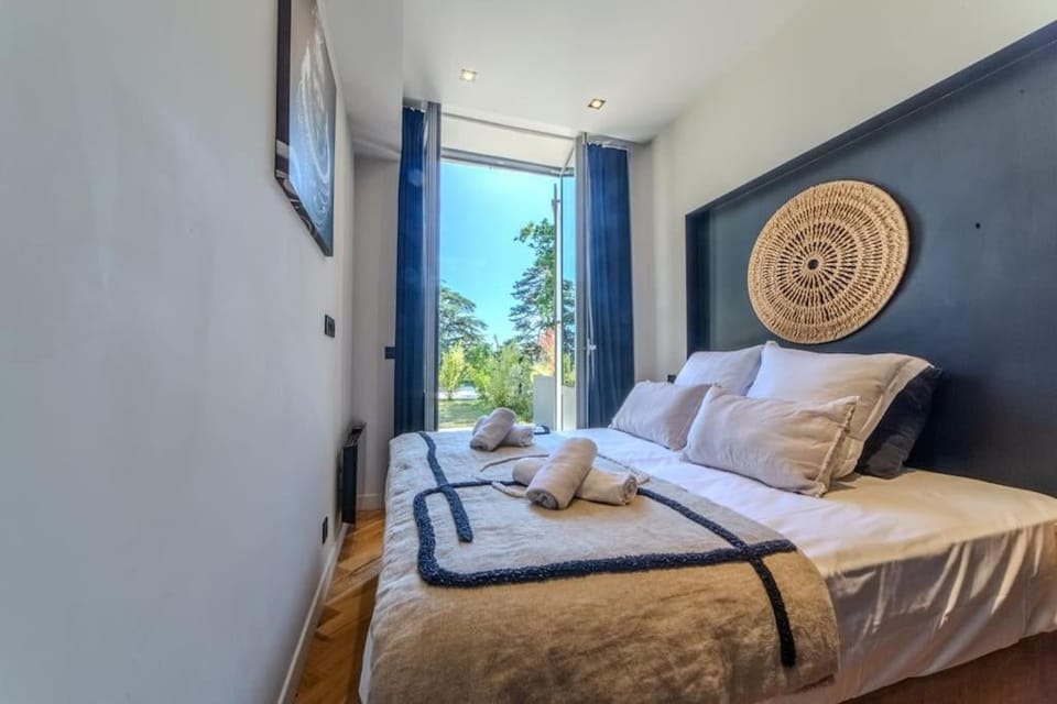 Bed, Natural landscape, Living room, Photo of the whole room, Seating area, Bedroom, towels