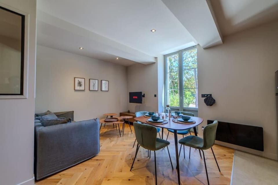 Communal lounge/ TV room, TV and multimedia, Living room, Seating area, Dining area, Evening entertainment