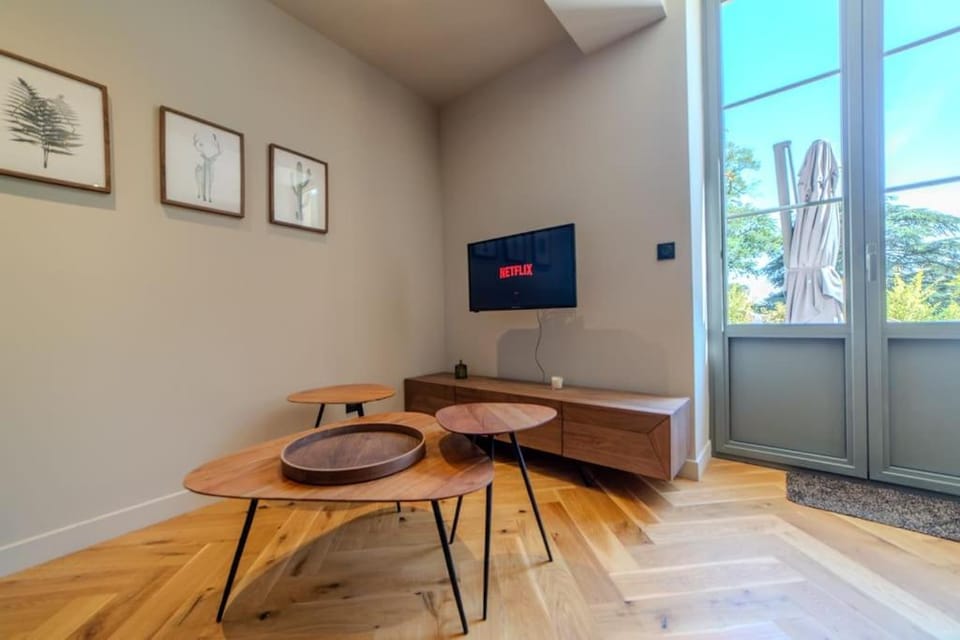 Communal lounge/ TV room, TV and multimedia, Living room, Seating area, Dining area, Evening entertainment