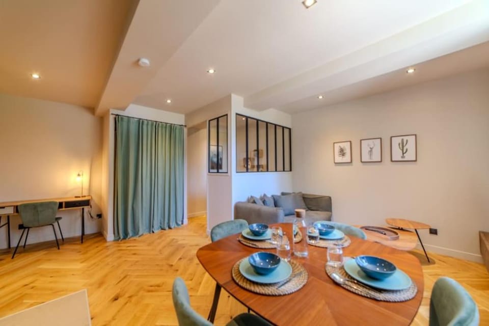 Living room, Seating area, Dining area