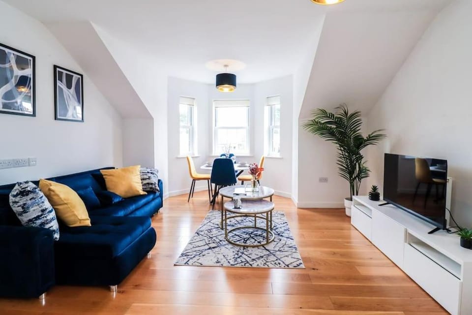 Luxury 2 Bed City Centre with Parking-Long Stay Offer Apartment in Canterbury