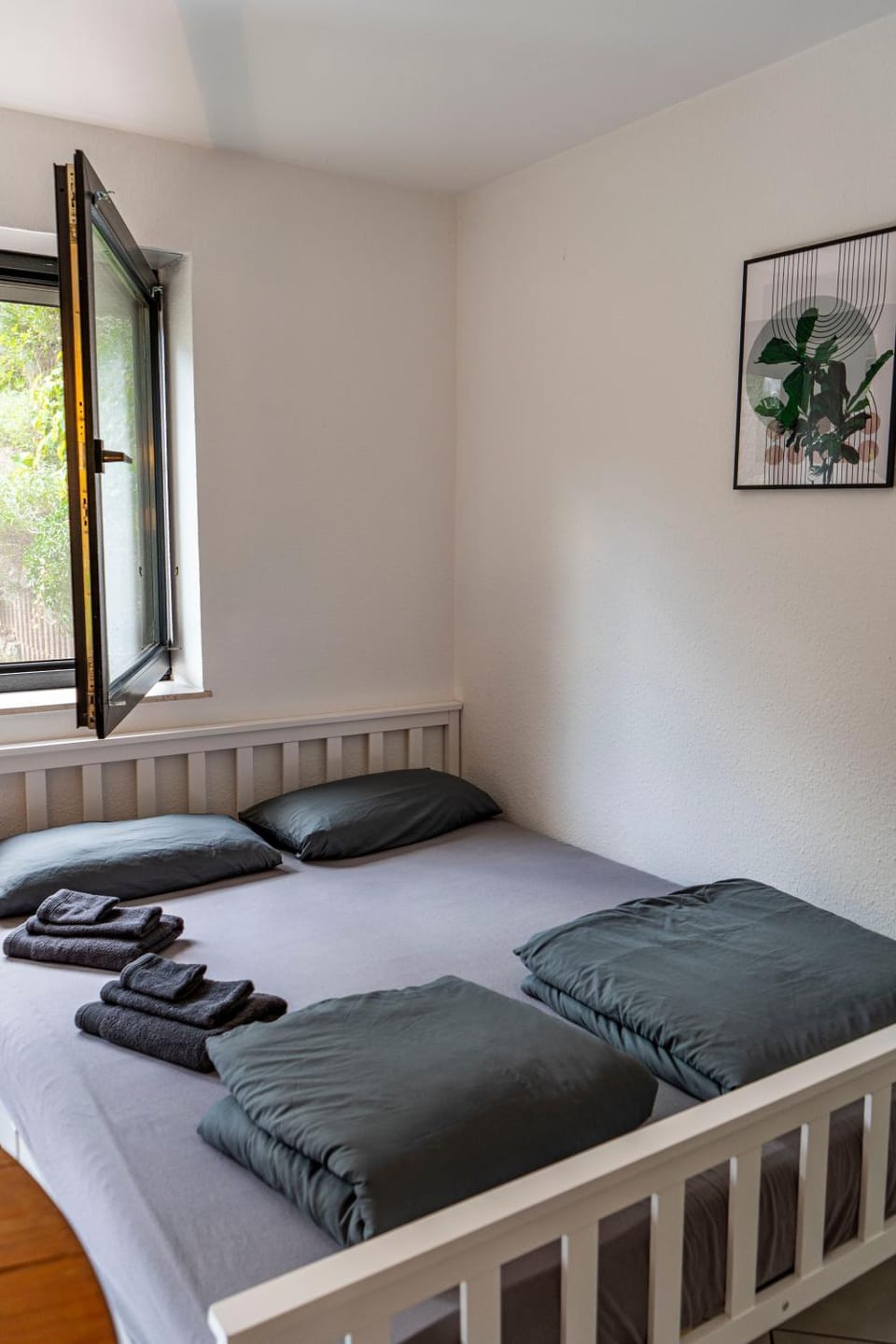 Bed, Photo of the whole room, Bedroom, towels