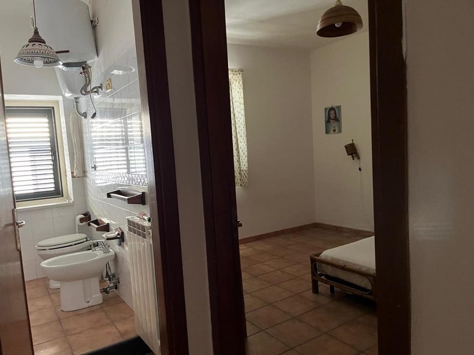 Shower, Toilet, Bathroom, bidet, towels