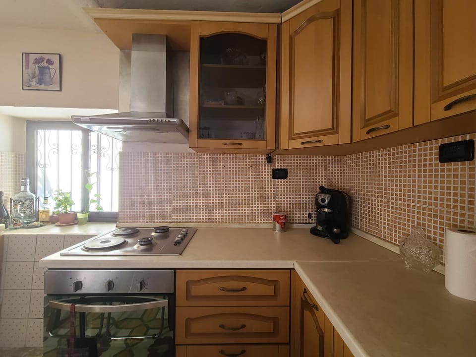 Coffee/tea facilities, Kitchen or kitchenette, minibar, stove