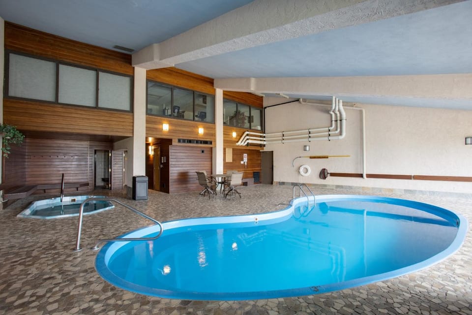 Pool, Hot Tub, Sauna, Amazing Ski Area Views, Partially Covered Patio House in Steamboat Springs