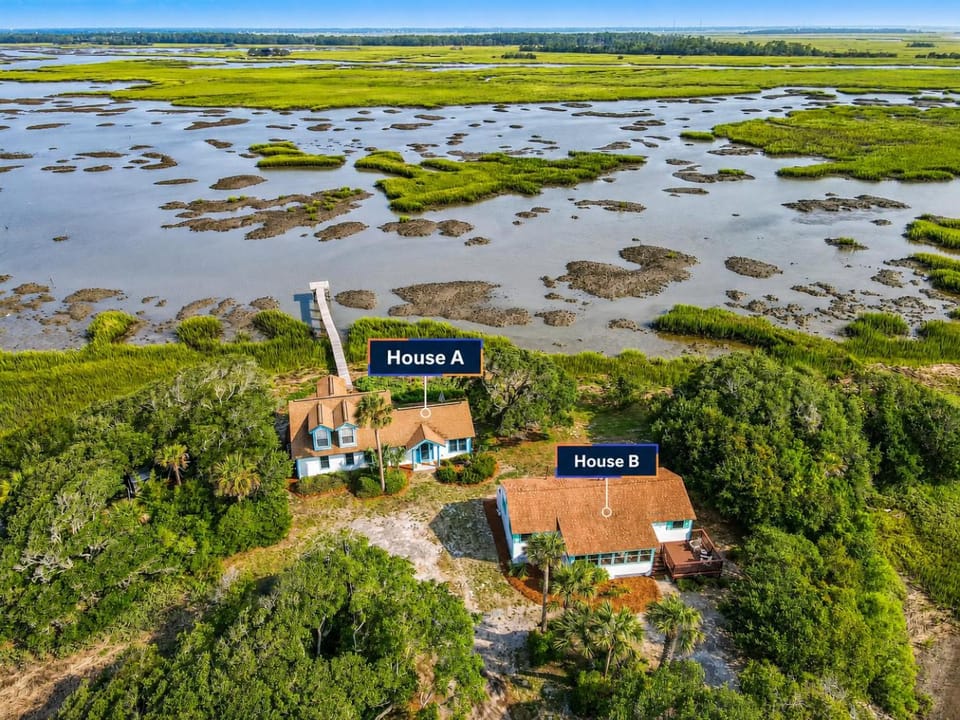 1550 E Ashley Private Island At The Fort Across From Beach Very Private House in Folly Beach