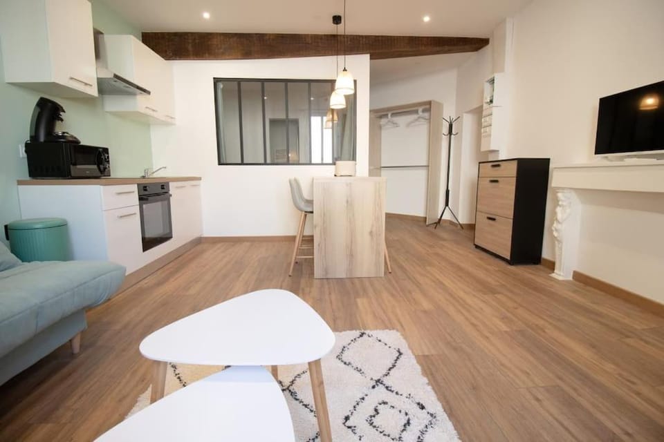 TV and multimedia, Kitchen or kitchenette, Living room, Seating area, Dining area