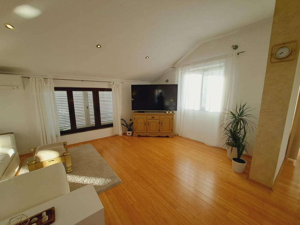 Communal lounge/ TV room, Living room, Seating area, Evening entertainment, air conditioner