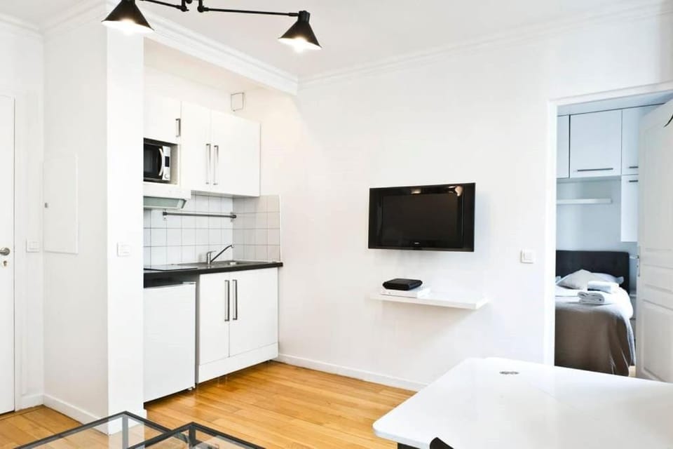Bed, Kitchen or kitchenette, Dining area