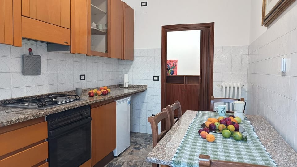 Kitchen or kitchenette, Dining area, oven, stove