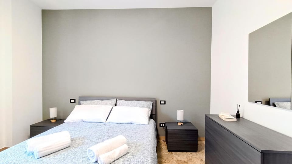 Bed, Photo of the whole room, Bedroom, towels