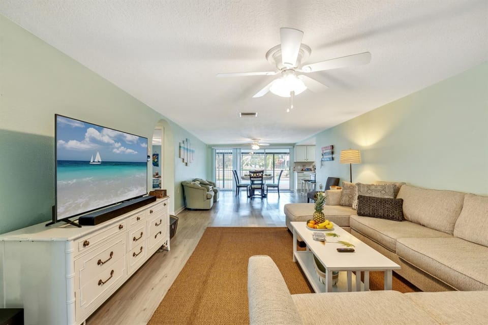 Cozy Oasis Screened Pool Picturesque Water Canal Views! House in Florida