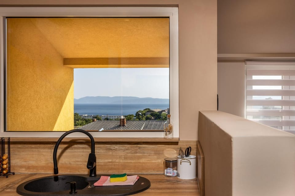 Kitchen or kitchenette, Sea view