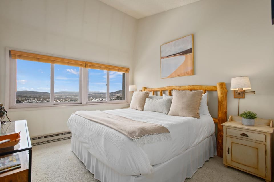 Pool, Hot Tub, Sauna, Ski In-Out, Amazing Ski Area Views, Top Floor Condo, House in Steamboat Springs