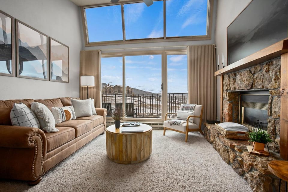 Pool, Hot Tub, Sauna, Ski In-Out, Amazing Ski Area Views, Top Floor Condo, House in Steamboat Springs