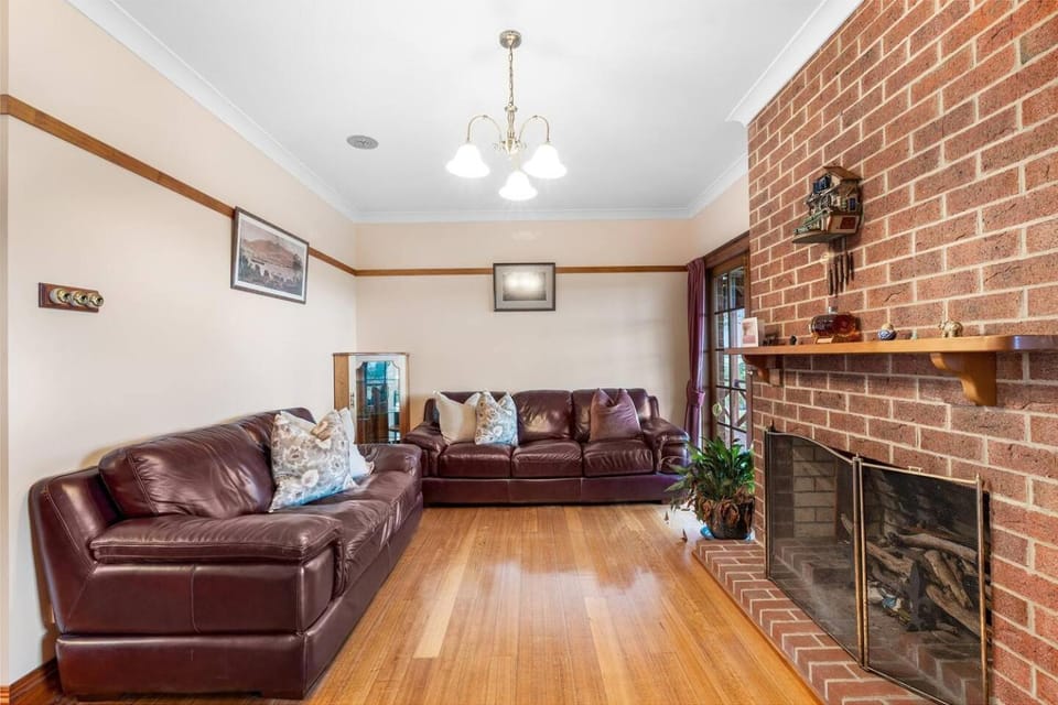 Hilltop Retreat, Water Views House in Tasmania