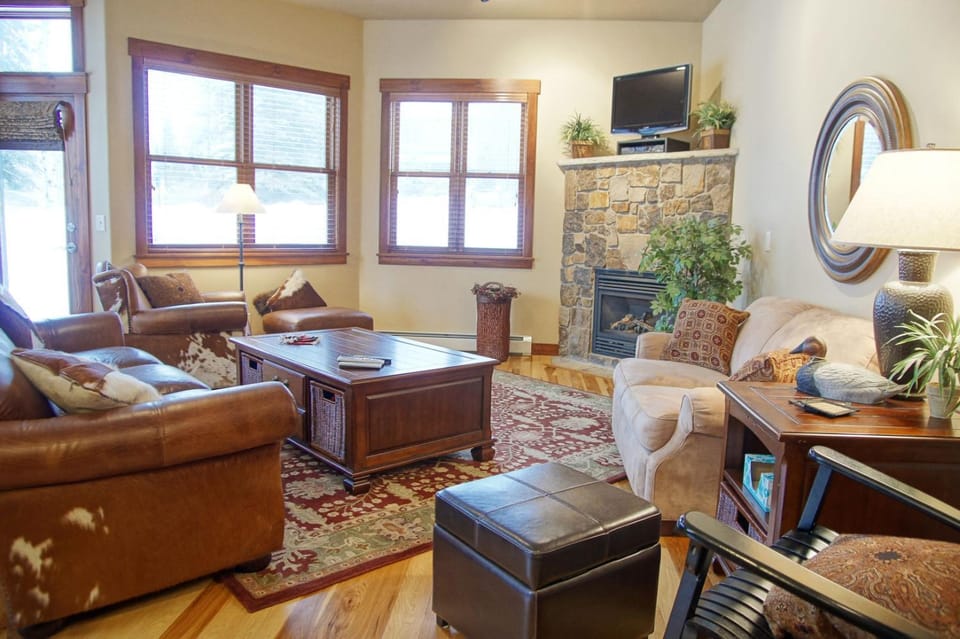 Pool & Hot Tubs, 2 Living Rooms, City Shuttle, Washer, Dryer House in Steamboat Springs