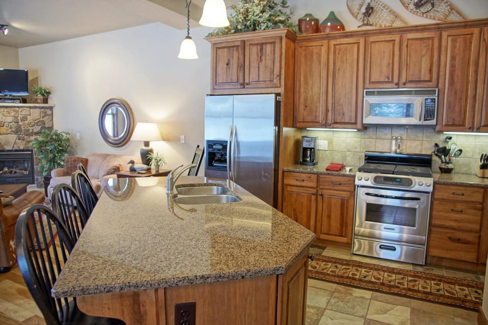 Pool & Hot Tubs, 2 Living Rooms, City Shuttle, Washer, Dryer House in Steamboat Springs