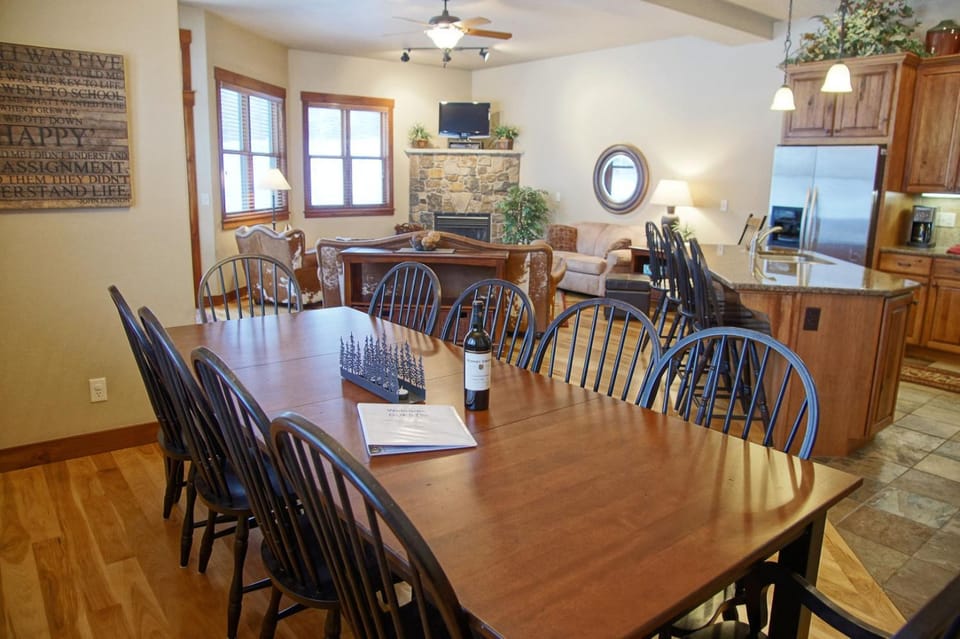 Pool & Hot Tubs, 2 Living Rooms, City Shuttle, Washer, Dryer House in Steamboat Springs