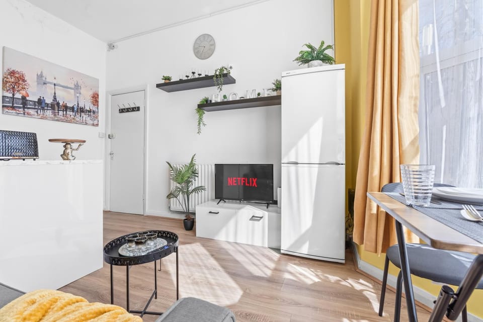 Communal lounge/ TV room, TV and multimedia, Living room, Dining area