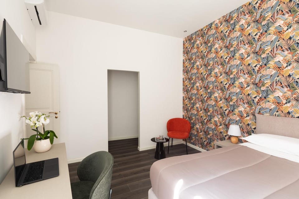 Bed, TV and multimedia, Photo of the whole room, Bedroom