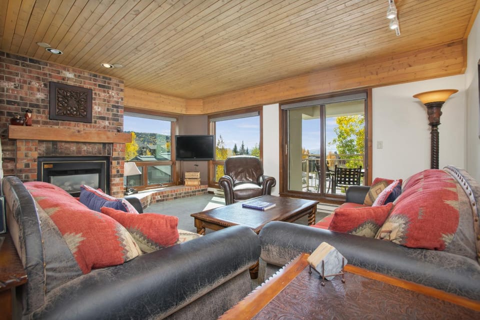 Hot Tub, Deck, Private Washer, Dryer, In Heart of Ski Area Base House in Steamboat Springs