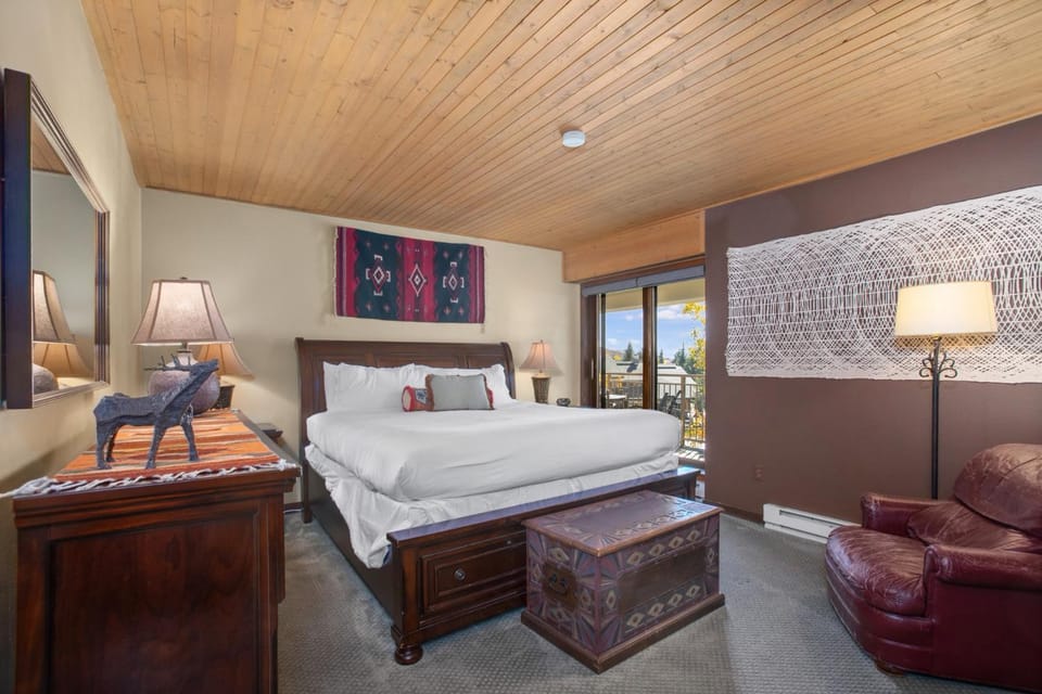 Hot Tub, Deck, Private Washer, Dryer, In Heart of Ski Area Base House in Steamboat Springs