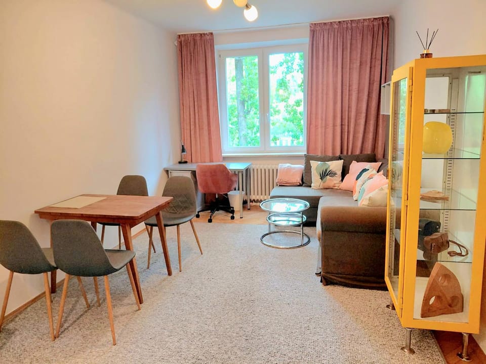 Bed, Living room, Seating area, Dining area