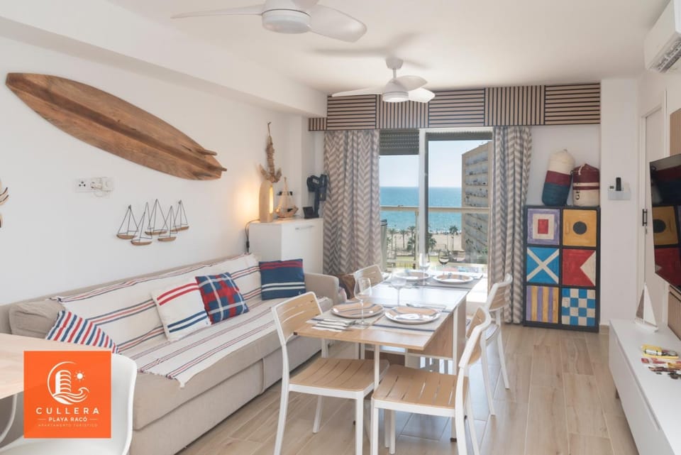 Communal lounge/ TV room, Living room, Dining area, Sea view