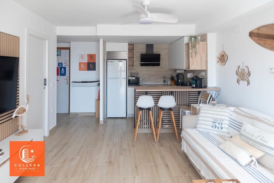 Communal lounge/ TV room, TV and multimedia, Kitchen or kitchenette, Seating area, Dining area