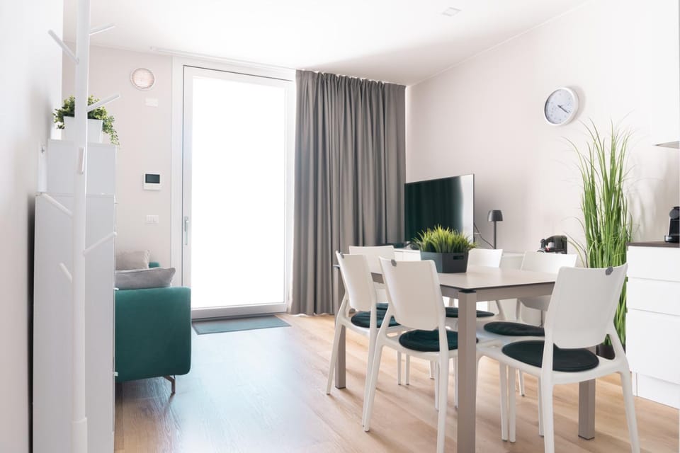 TV and multimedia, Kitchen or kitchenette, Living room, Seating area, Dining area