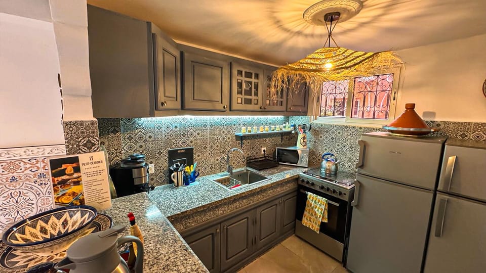 Coffee/tea facilities, Kitchen or kitchenette, Dining area