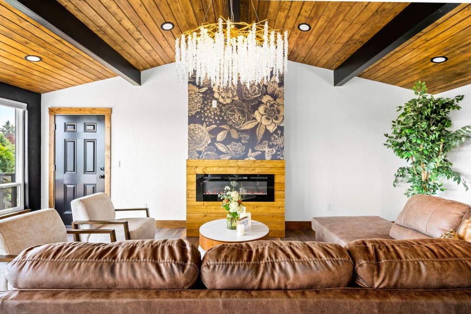 Premier Montana Retreat | River + Mountain Views | W & R House in Great Falls