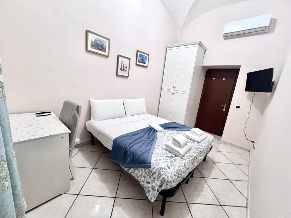 Bed, Seating area, Bedroom, towels, air conditioner