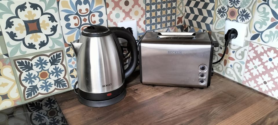 Coffee/tea facilities, toaster