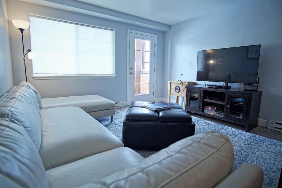 Game Room, Heated Pool, Hot Tubs, Private Washer Dryer House in Steamboat Springs