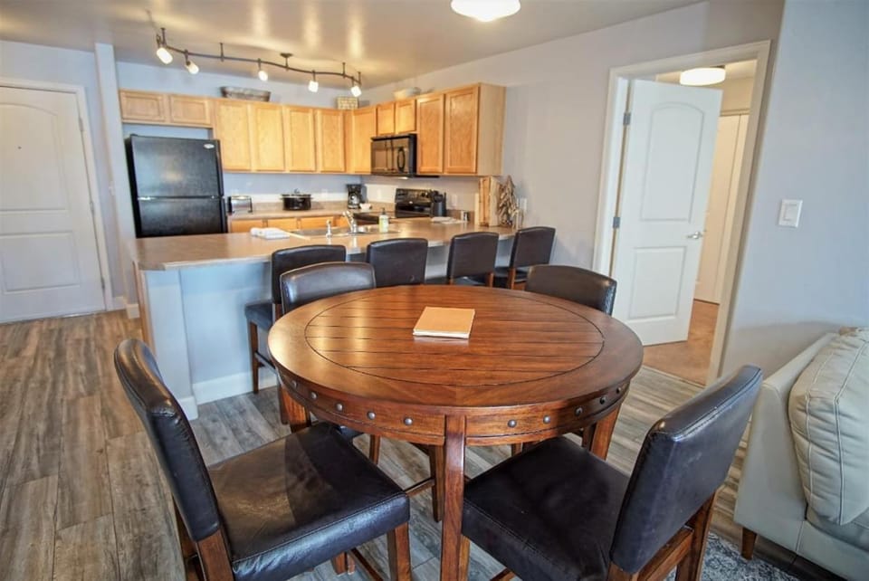 Game Room, Heated Pool, Hot Tubs, Private Washer Dryer House in Steamboat Springs