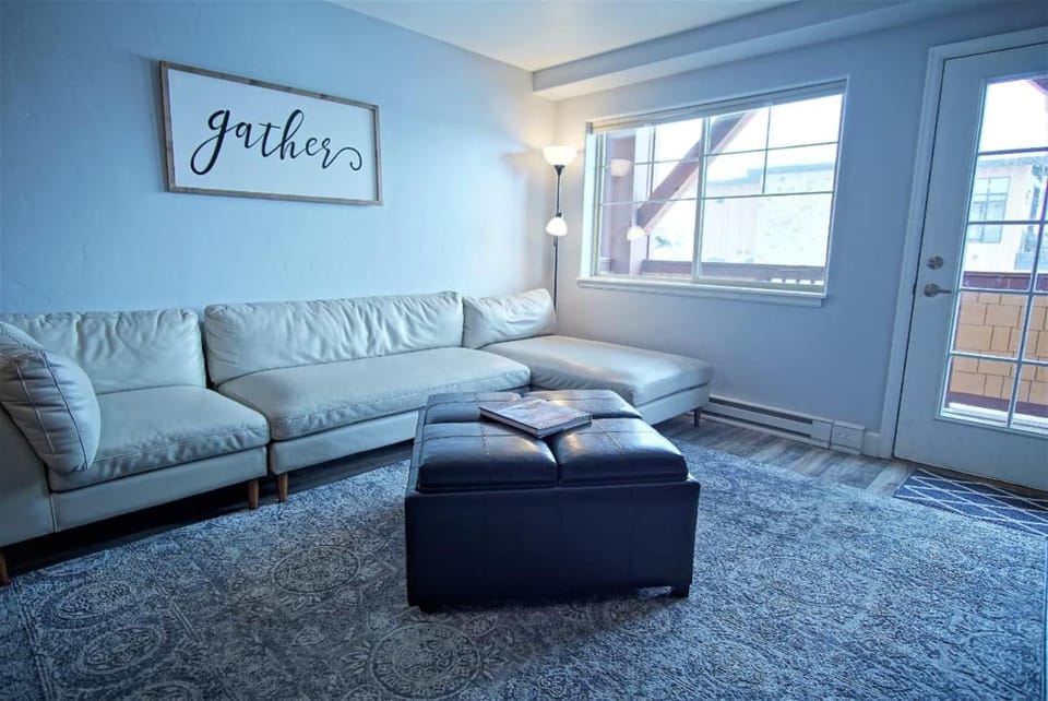 Game Room, Heated Pool, Hot Tubs, Private Washer Dryer House in Steamboat Springs