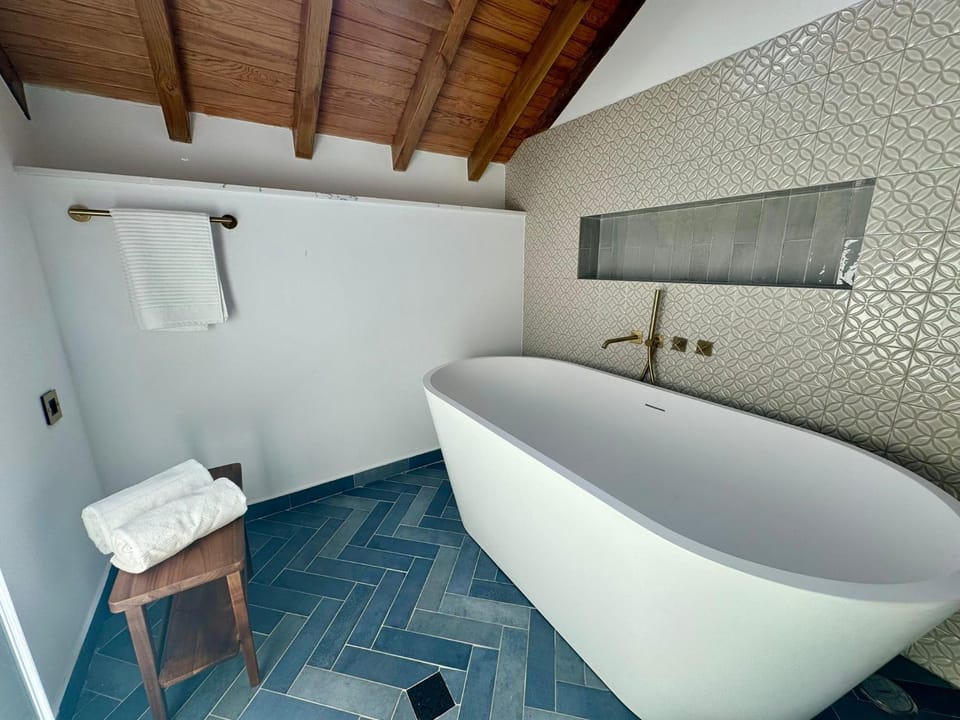 Bathroom, Bath, towels