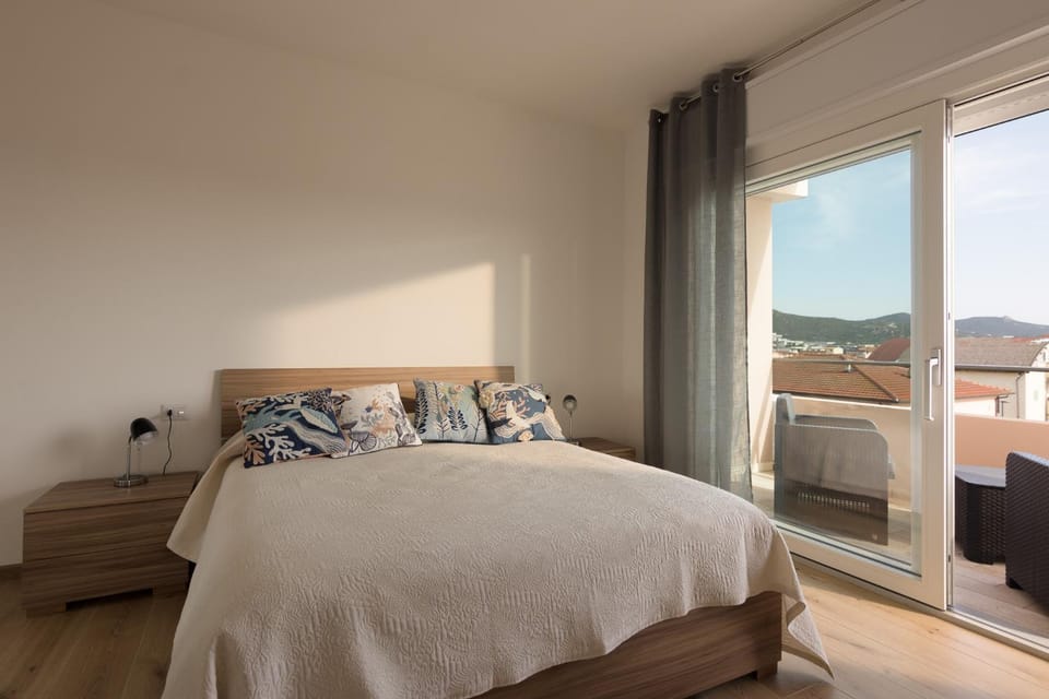 Bed, Natural landscape, Bird's eye view, Summer, Photo of the whole room, Decorative detail, Decorative detail, Bedroom, Mountain view, Seasons, internet