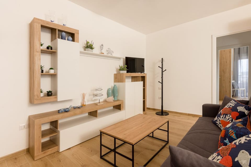 Communal lounge/ TV room, Library, TV and multimedia, Living room, Seating area, Evening entertainment