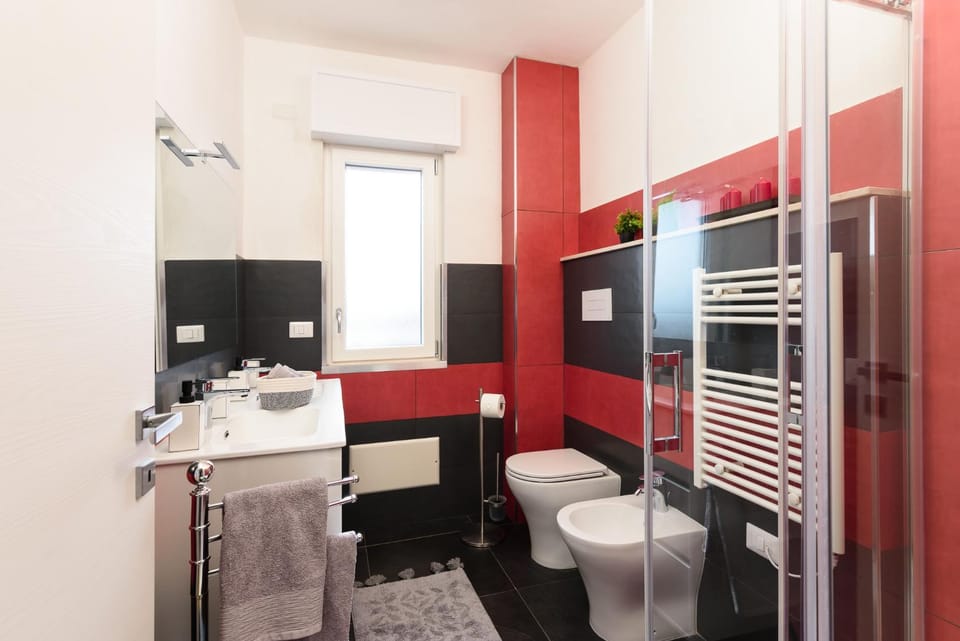 Shower, Toilet, Bathroom, bidet, towels