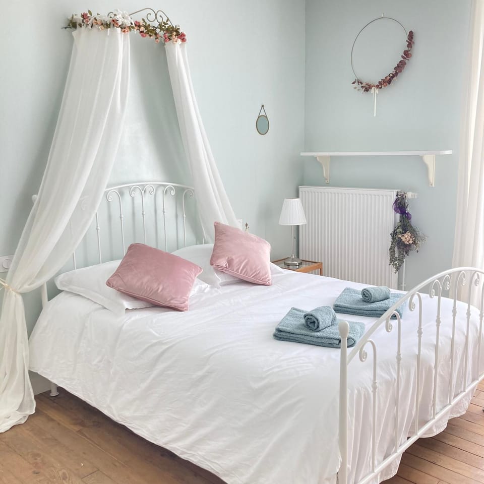 Bed, Photo of the whole room, Bedroom, towels