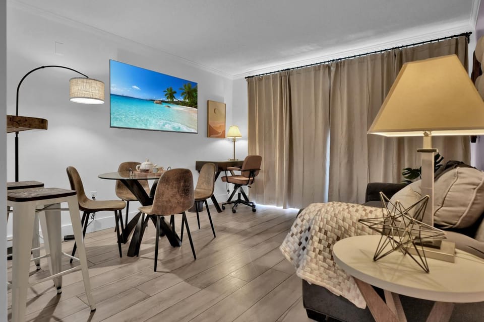 TV and multimedia, Living room, Seating area, Dining area