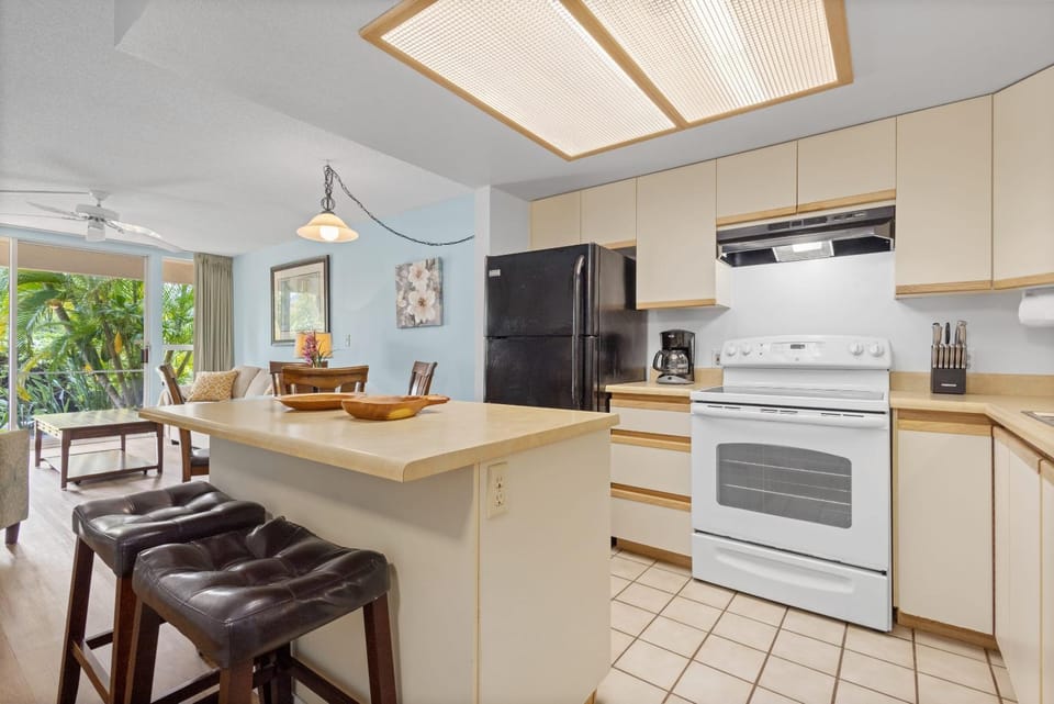 Coffee/tea facilities, Kitchen or kitchenette, Living room, Seating area, oven, stove