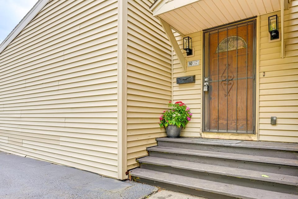 ~ 2 Mi to Downtown: Bright Apt in Lansing! Apartment in Lansing