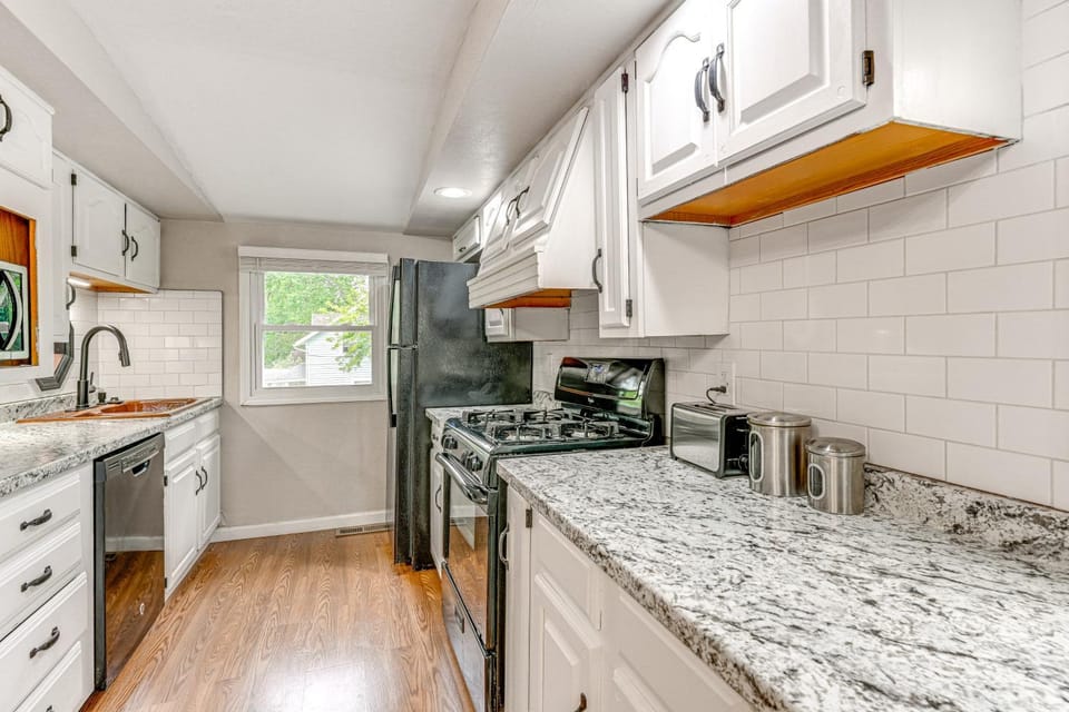 ~ 2 Mi to Downtown: Bright Apt in Lansing! Apartment in Lansing