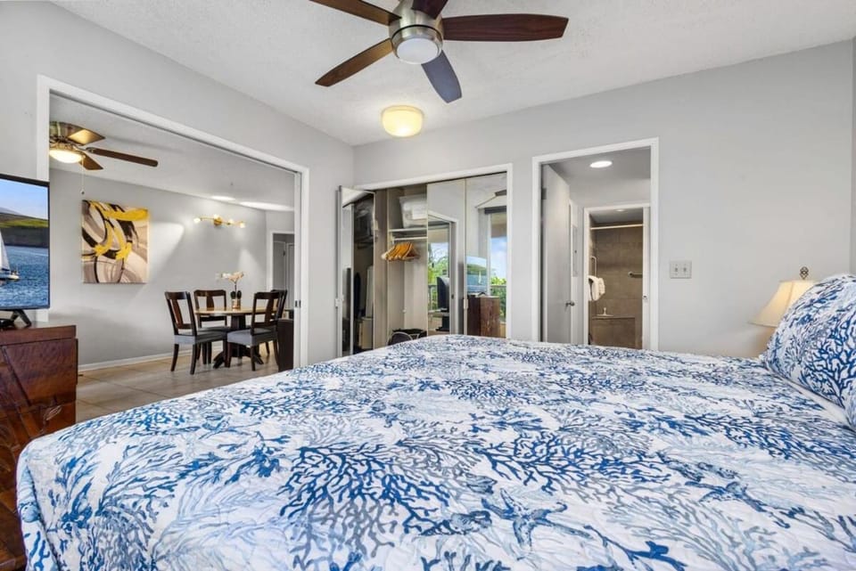 Bed, Dining area, wardrobe