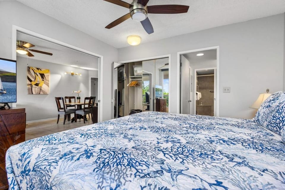 Bed, Dining area, Bedroom, wardrobe