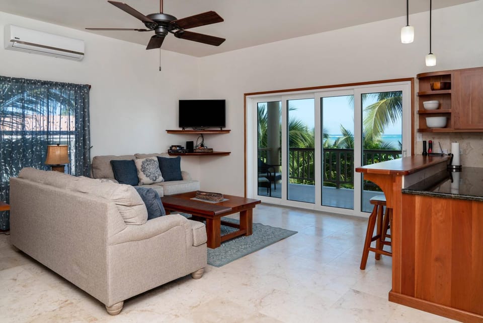 Residences at Barrier Reef 10-1B Oceanfront 2 BR by Stay Floreo House in Corozal District